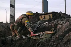 PERTAHAN KUBU: Seorang askar Ukraine bersiap memperkukuh bentengnya di luar Kharkiv dengan grenad berpelancar roket. - Foto AGENSI