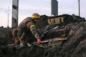 PERTAHAN KUBU: Seorang askar Ukraine bersiap memperkukuh bentengnya di luar Kharkiv dengan grenad berpelancar roket. - Foto AGENSI