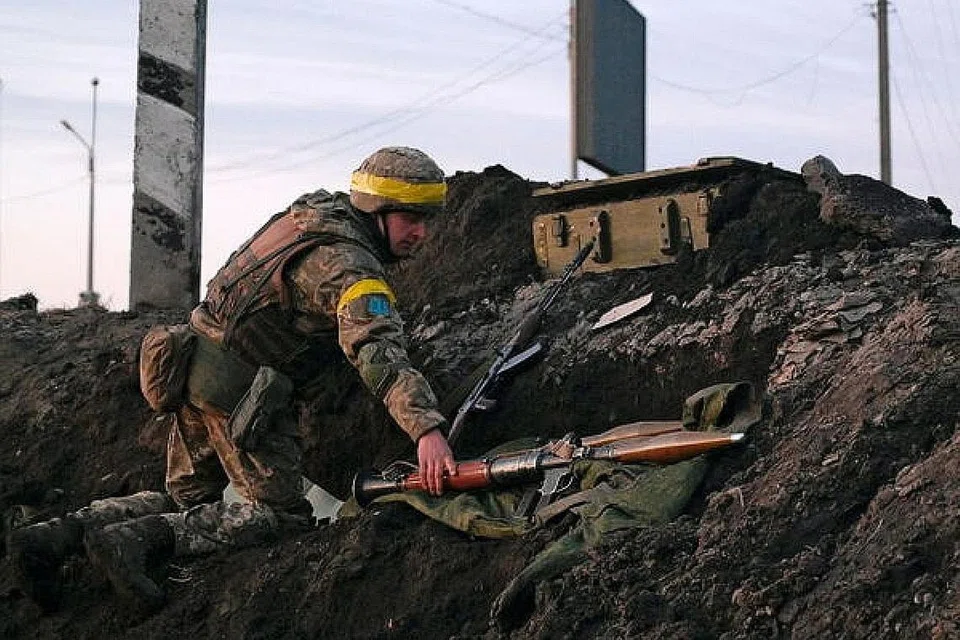 PERTAHAN KUBU: Seorang askar Ukraine bersiap memperkukuh bentengnya di luar Kharkiv dengan grenad berpelancar roket. - Foto AGENSI