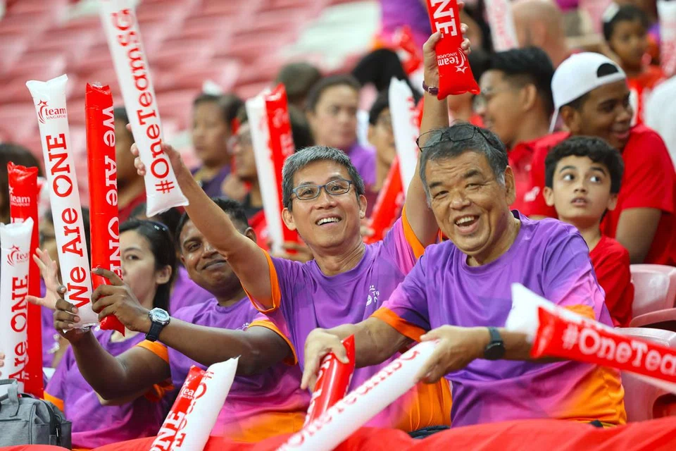 SORAKAN BERGEMA: Sekitar 1,000 sukarelawan Team Nila, bersorak sebagai satu suara di Stadium Negara.