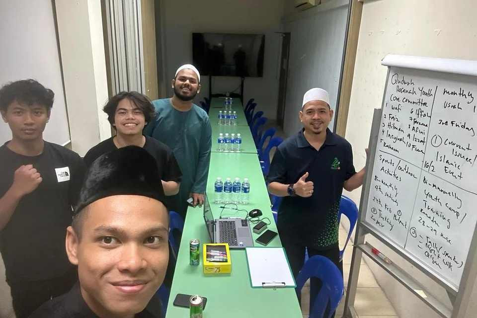 Pegawai Agama Masjid Hasanah dan juga Ketua Belia Masjid Hasanah, Ustaz Muhammad Fazli Naim (paling kanan) sedang berbincang dengan Belia Hasanah untuk mengatur atur cara Ramadan Youth Qiam bagi tahun  2024 ini. 