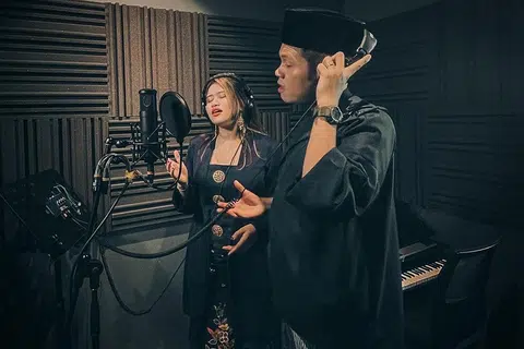 REZEKI RAMADAN: Danial Baharin (kanan) melihat jadualnya lebih sibuk pada Ramadan setelah diundang untuk menjayakan beberapa projek seni termasuk rakaman lagu Raya untuk koleksi #RayaNakTiba bersama rakan artis Zalelo. - Foto ABDILLAH SAM