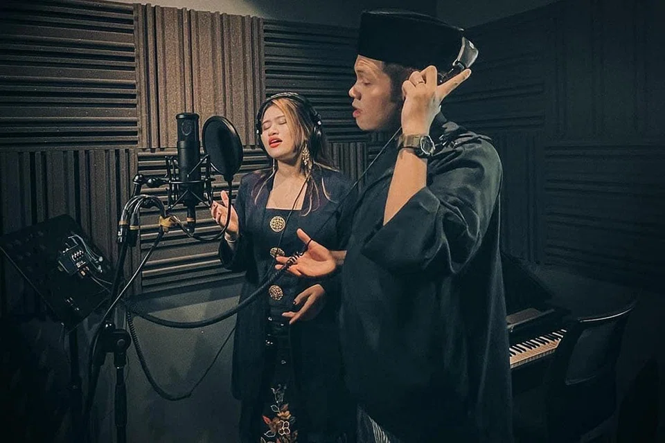 REZEKI RAMADAN: Danial Baharin (kanan) melihat jadualnya lebih sibuk pada Ramadan setelah diundang untuk menjayakan beberapa projek seni termasuk rakaman lagu Raya untuk koleksi #RayaNakTiba bersama rakan artis Zalelo. - Foto ABDILLAH SAM