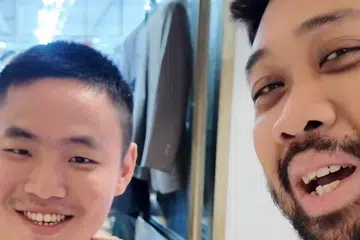 Encik Asyraf (kanan) dihampiri oleh seorang lelaki yang tidak dikenali dan hanya perkenalkan dirinya sebagai Encik John, yang memintanya untuk membelikan bola keranjang selepas permintaannya itu ditolak oleh hampir 12 orang lain.