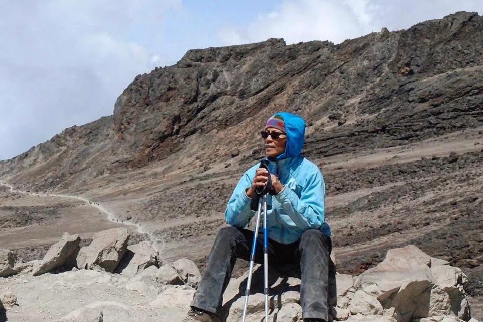 Mendaki gunung, bermain tenis dan berkasut roda merupakan aktiviti pilihan Cik Suriyati Rahmat Graham untuk kekal kuat dan sihat, selain menjaga pemakanan.