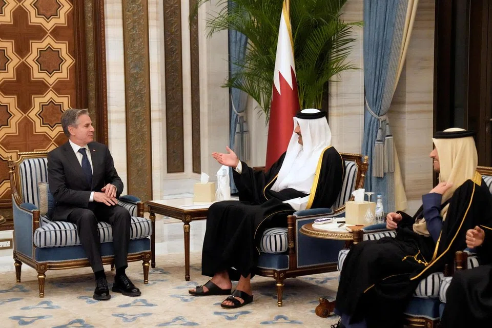 Setiausaha Negara Amerika Syarikat, Encik Antony Blinken (kiri), mengadakan perbincangan dengan Amir Qatar, Sheikh Tamim bin Hamad Al Thani (tengah), dan Perdana Menteri Sheikh Mohammed Bin Abdulrahman Al Thani di Istana  Lusail, Doha, pada 6 Februari.      