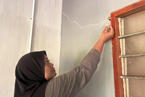 Cik Mardhiah Irazha Akmal Wb Rahman, 41 tahun, menunjukkan salah satu daripada lapan rekahan besar di dalam dan luar rumahnya, selepas gempa bumi dengan magnitud 4.1 berlaku di Segamat, Johor, pada 24 Ogos.