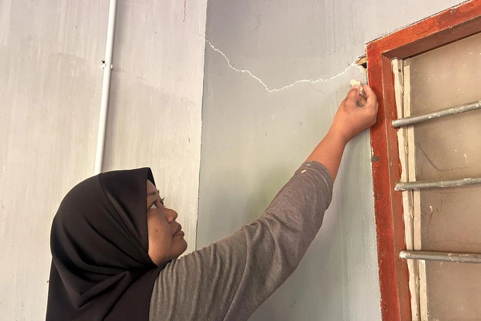 Cik Mardhiah Irazha Akmal Wb Rahman, 41 tahun, menunjukkan salah satu daripada lapan rekahan besar di dalam dan luar rumahnya, selepas gempa bumi dengan magnitud 4.1 berlaku di Segamat, Johor, pada 24 Ogos.