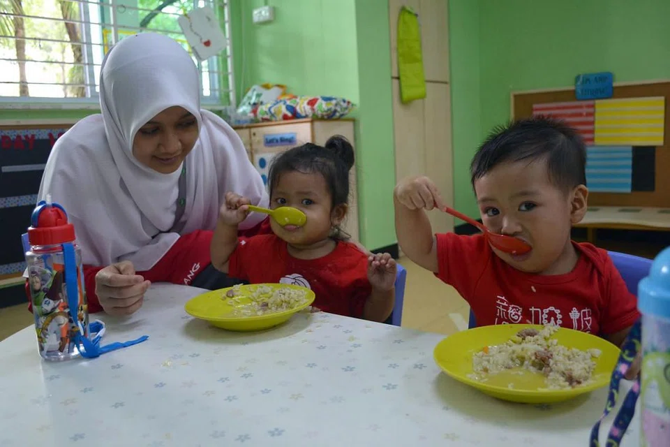 DEDIKASI DALAM KERJAYA: Selama enam tahun menceburi bidang tersebut, Cik Murni telah menjalani beberapa kursus kerana percaya bahawa pendidik tidak harus berhenti belajar, sebaliknya terus meningkatkan kemahiran mereka. - Foto PERDAUS