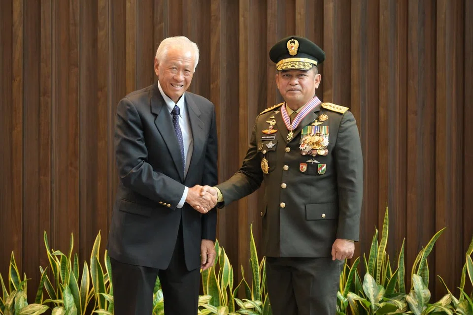 Ketua Turus Tentera Nasional Indonesia Angkatan Darat (TNI-AD), Jeneral  Maruli Simanjuntak (kanan), menerima anugerah ketenteraan berprestij Singapura, Pingat Jasa Gemilang (Tentera), yang disampaikan oleh Menteri Pertahanan, Dr Ng Eng Heng, di Kementerian Pertahanan (Mindef) pada pagi 17 April.