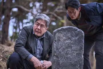 Walaupun berpengalaman selama 35 tahun, pelakon Choi Min-sik (kiri) menjayakan filem alam ghaib pertamanya, ‘Exhuma’, yang turut dibintangi Lee Do-hyun, Kim Go-eun dan Yoo Hae-jin (kanan).
