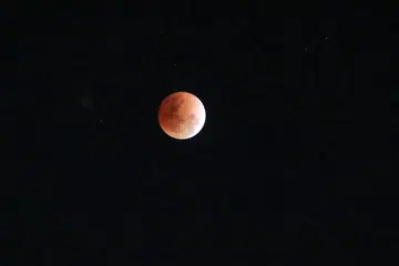 Fenomena ‘blood moon’ semasa gerhana bulan penuh pada 10 Disember 2011.