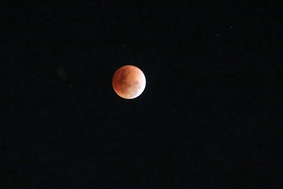 Fenomena ‘blood moon’ semasa gerhana bulan penuh pada 10 Disember 2011.