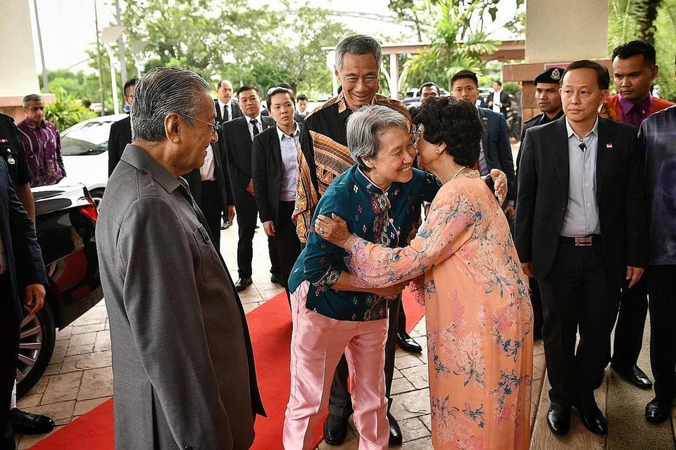 SAMBUTAN MESRA: Cik Ho Ching, isteri Perdana Menteri Lee Hsien Loong (dua dari kiri), disambut mesra oleh Tun Dr Siti Hasmah, isteri Perdana Menteri Malaysia Tun Dr Mahathir (kiri). - Foto BM oleh ARIFFIN JAMAR