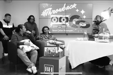 ADIK-BERADIK BERBAKAT: Kumpulan Enche Ahmad yang terdiri daripada empat beradik (ikut putaran dari kiri) Ruslighani, Rayhul Firdaus, Rico Setiabudi dan Rifaah Ridzuwanulhakim bersama hos The BM Show, Cik Hanim Mohd Saleh (kanan). - Foto BH