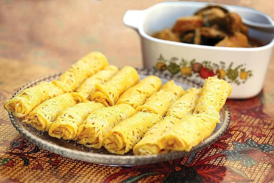 ROTI JALA: Selain suka makan roti jala, Faridah juga sering membantu ibu titipannya, Cik Salwa Hashim, melipat roti itu dan makan roti yang menurutnya 'sudah rosak'.