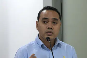 Encik Zhulkarnain Abdul Rahim rakan kongsi di firma guaman Dentons Rodyk and Davidson LLP (atas).