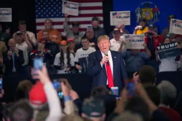 TERUS CETUS TENGKARAH: Kenyataan Encik Trump dalam satu temu bual mengenai pengguran telah mencetuskan kontroversi dan mengundang kritikan daripada calon Parti Demokrat, Cik Hillary Clinton, yang menganggap ia satu penghinaan terhadap wanita. - Foto AFP