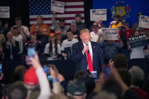 TERUS CETUS TENGKARAH: Kenyataan Encik Trump dalam satu temu bual mengenai pengguran telah mencetuskan kontroversi dan mengundang kritikan daripada calon Parti Demokrat, Cik Hillary Clinton, yang menganggap ia satu penghinaan terhadap wanita. - Foto AFP