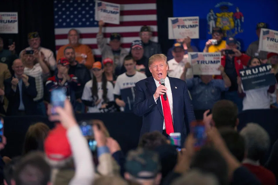 TERUS CETUS TENGKARAH: Kenyataan Encik Trump dalam satu temu bual mengenai pengguran telah mencetuskan kontroversi dan mengundang kritikan daripada calon Parti Demokrat, Cik Hillary Clinton, yang menganggap ia satu penghinaan terhadap wanita. - Foto AFP