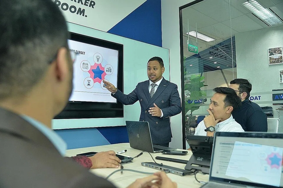 BANTU MASYARAKAT: Encik Tuan Abdu Qayyim Tuan Isa sedang memberi taklimat. Beliau menjadi penasihat kewangan dengan harapan dapat membantu masyarakat menjadi lebih celik kewangan dan membantu lebih ramai orang muda berjaya dalam industri itu. - Foto-foto BM oleh FAKHRURADZI ISMAIL