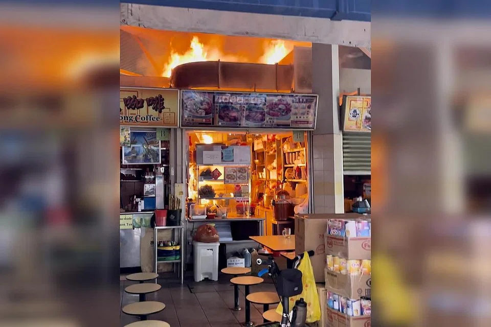 TERJEJAS: Kebakaran itu melibatkan kandungan dalam saluran ekzos dapur di pusat penjaja Marsiling Lane. - Foto ZAOBAO