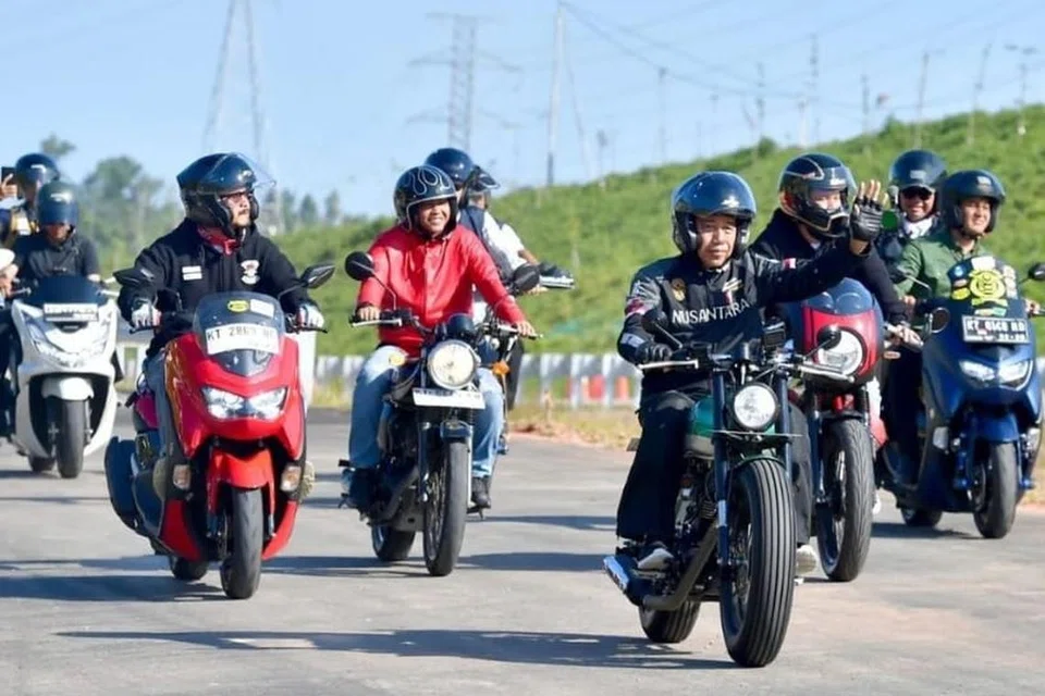 Presiden Joko Widodo (depan) bermotosikal bersama beberapa pegawai tinggi dan tokoh masyarakat, melalui tol menuju ke Ibu Kota Nusantara di Kalimantan Timur pada 28 Julai 2024. 