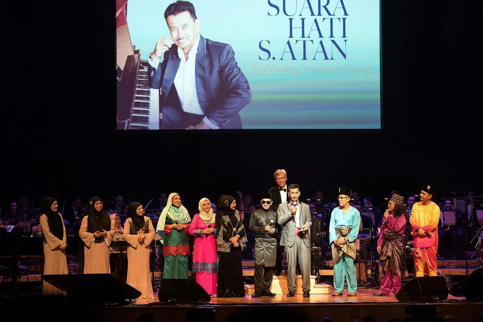 SEBAK DI HATI: S. Atan (empat dari kanan) terharu dengan pengiktirafan yang diberi Esplanade menerusi lagu-lagu ciptaan beliau yang didendangkan semula oleh barisan penyanyi terdiri daripada (dari kiri), kumpulan nasyid Permata (berbaju coklat, dari kiri, Faridah M. Amin, Habibah Othman dan Rohaya Mohd Taib), Rahayu Ridwan, Asiyah Sinnan, Salimah Mahmood, Jay Jay, Rudy Djoharnaen, Jatt Ali dan Elfee Ismail. - Foto ESPLANADE