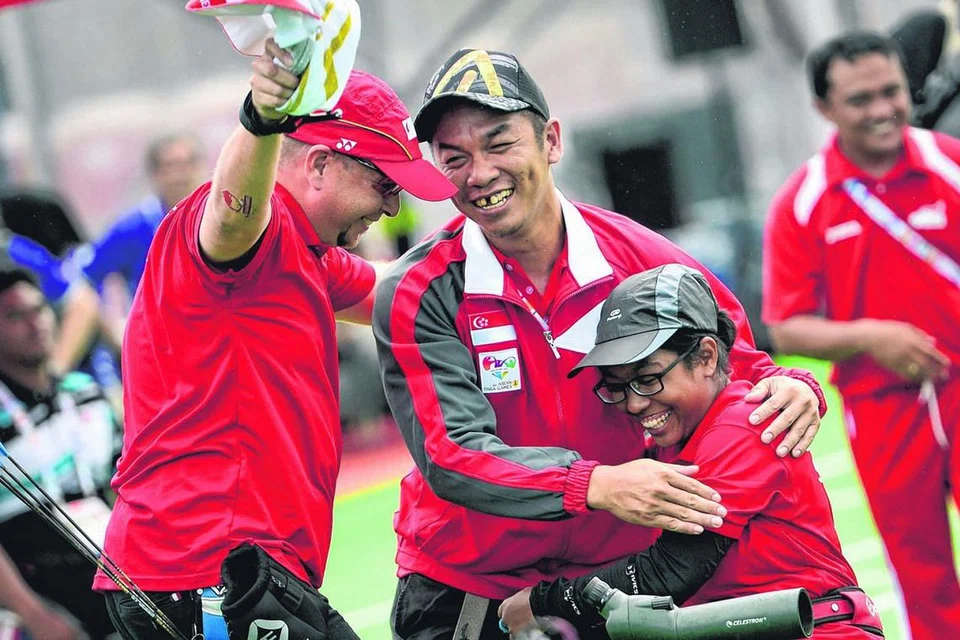 SAAT BERSEJARAH: Syahidah meraikan emas perseorangan yang dimenanginya di APG 2015 - Foto fail 