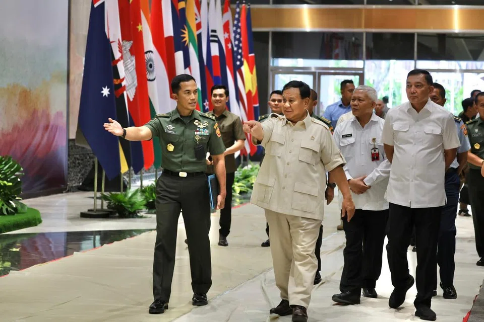 LAKUKAN TINJAUAN: Menteri Pertahanan Indonesia, Encik Prabowo Subianto meninjau persiapan Mesyuarat Menteri-menteri Pertahanan Asean (ADMM) ke-17 dan ADMM PLUS ke-10 di Pusat Konvensyen Jakarta (JCC), Senayan.