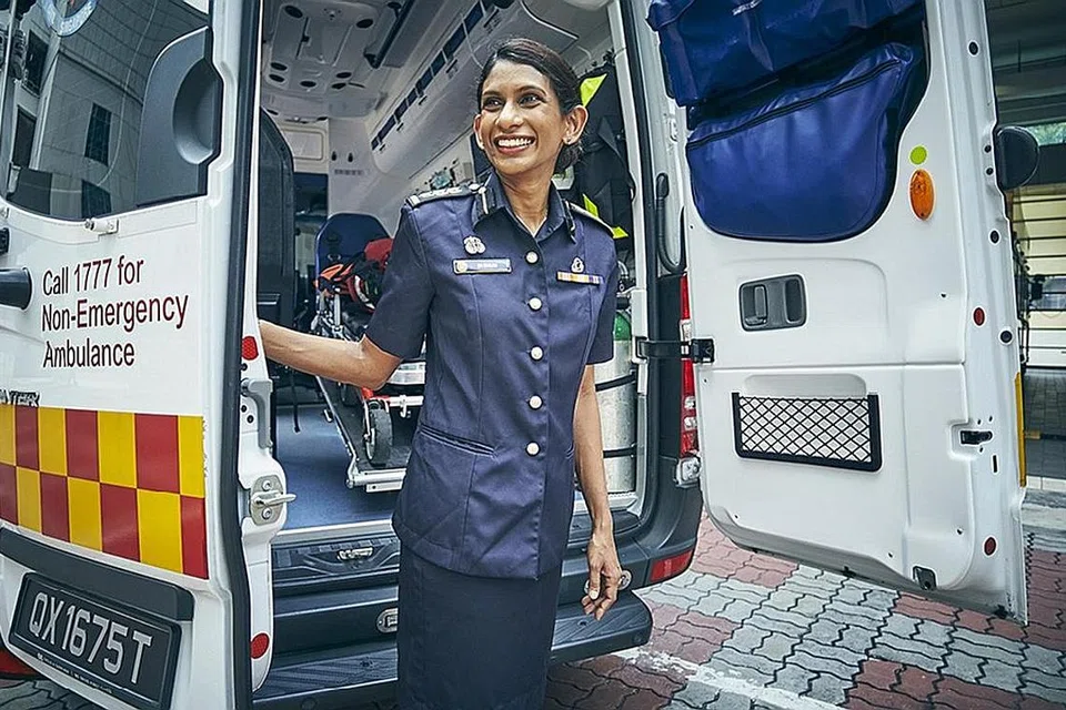 TURUT DIIKTIRAF: Profesor Leo Yee Sin, Pengarah Eksekutif NCID, dan Kolonel (Dr) Shalini Arulanandam, Ketua Pegawai Perubatan SCDF (atas). - Foto-Foto HER WORLD 