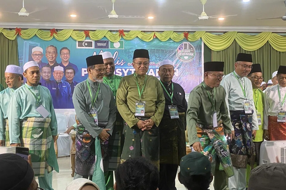 MENERAJUI CABARAN PN-PAS DI TERENGGANU: Datuk Seri Dr Ahmad Samsuri Mokhtar (lima dari kiri, bersongkok hitam) dan beberapa calon PN-PAS bergambar selepas majlis Pengisytiharan Calon PN/PAS PRN15 Terengganu di Dewan Tok Guru, Rusila, pada 27 Julai.