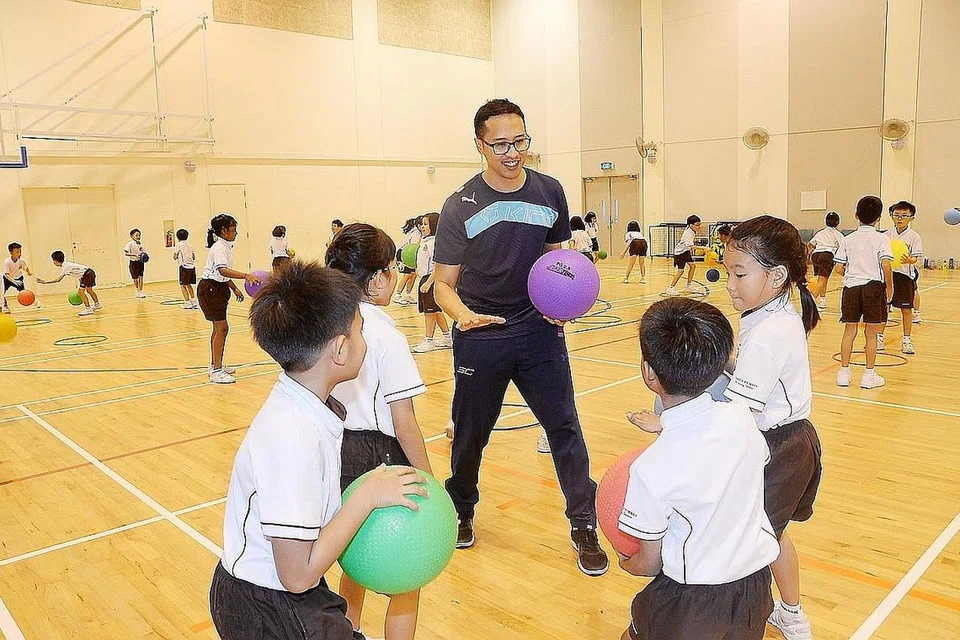 BUKAN KEMAHIRAN SAHAJA JADI UKURAN: Encik Muhamad Fadly Mohd Ariff memastikan semua murid di Sekolah Rendah Temasek berpeluang mengembangkan bakat mereka dalam sukan yang mereka minati kerana penyertaan mereka berdasarkan minat dan bukan kemahiran sahaja. - Foto JOHARI RAHMAT