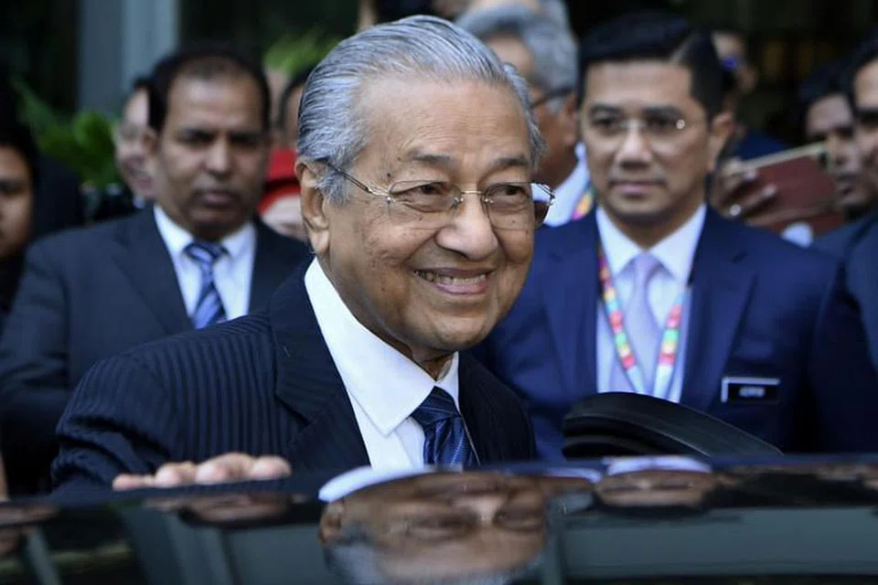 Dalam wawancara bersama Financial Times, Dr Mahathir berkata tiada tarikh atau masa tetap untuk dirinya mengundur diri. - Foto DPA