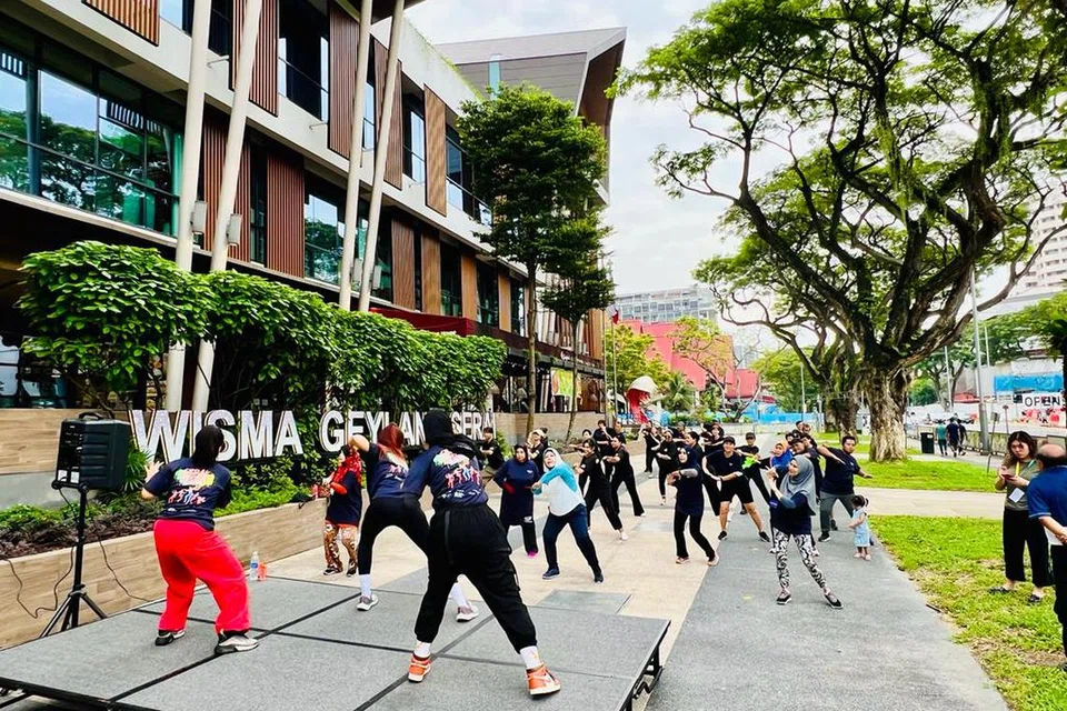 GERAKAN TARIAN YANG MENARIK: Program ‘Gerak Budaya Zumba’ bertujuan untuk menggalakkan orang ramai agar kekal cergas dan sihat.