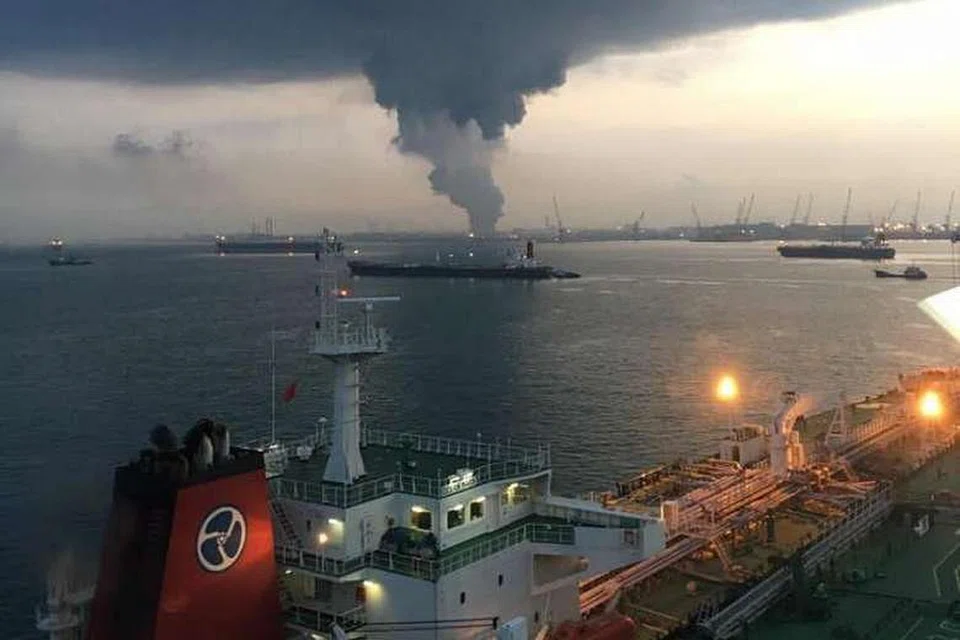 Kepulan asap kebakaran di Tuas View Circuit dilihat dari jauh.