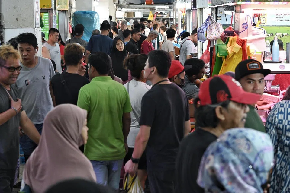 Situasi sekitar jam 9 pagi di Pasar Geylang Serai pada 28 Julai.