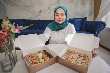 REZEKI DARI RUMAH: Pemilik perniagaan dari rumah Babynrbakes, Cik Siti Noor Haila Azman, mula membuat pencuci mulut seperti brownies dan tat buah-buahan untuk keluarganya pada 2019, sebelum memutuskan menjual pencuci mulut tersebut. Konsep seperti kerja luar pejabat dan jadual kerja hibrid kini menjadi sebahagian daripada kebiasaan baru sedang masyarakat menyesuaikan diri dengan kesan Covid-19. - Foto fail