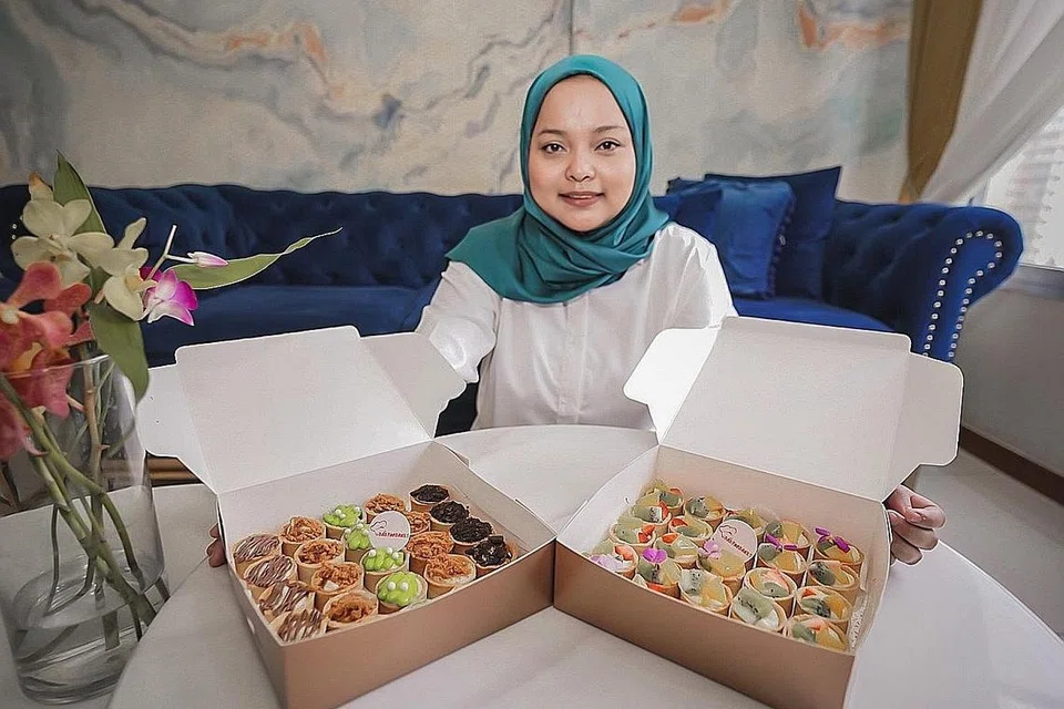 REZEKI DARI RUMAH: Pemilik perniagaan dari rumah Babynrbakes, Cik Siti Noor Haila Azman, mula membuat pencuci mulut seperti brownies dan tat buah-buahan untuk keluarganya pada 2019, sebelum memutuskan menjual pencuci mulut tersebut. Konsep seperti kerja luar pejabat dan jadual kerja hibrid kini menjadi sebahagian daripada kebiasaan baru sedang masyarakat menyesuaikan diri dengan kesan Covid-19. - Foto fail