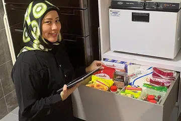 INGIN ELAK KEKECEWAAN: Melakukan perancangan awal dapatkan barang-barangan sejak tahun lalu, Cik Noorin lebih bersedia menawarkan kuih muihnya kepada pelanggan-pelanggannya tahun ini. - Foto NOORIN ABDUL RAHMAN