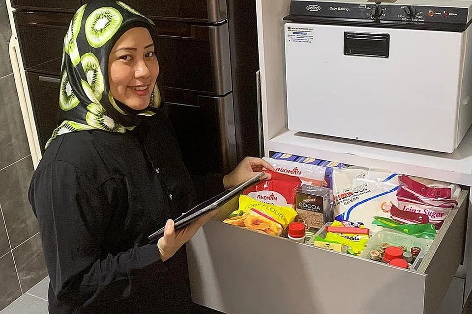 INGIN ELAK KEKECEWAAN: Melakukan perancangan awal dapatkan barang-barangan sejak tahun lalu, Cik Noorin lebih bersedia menawarkan kuih muihnya kepada pelanggan-pelanggannya tahun ini. - Foto NOORIN ABDUL RAHMAN