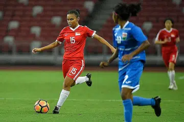 TERBUKA PADA CABARAN BARU: Rosnani (kiri) ketika beraksi untuk pasukan nasional Singapura pada 2018. - Foto FAS