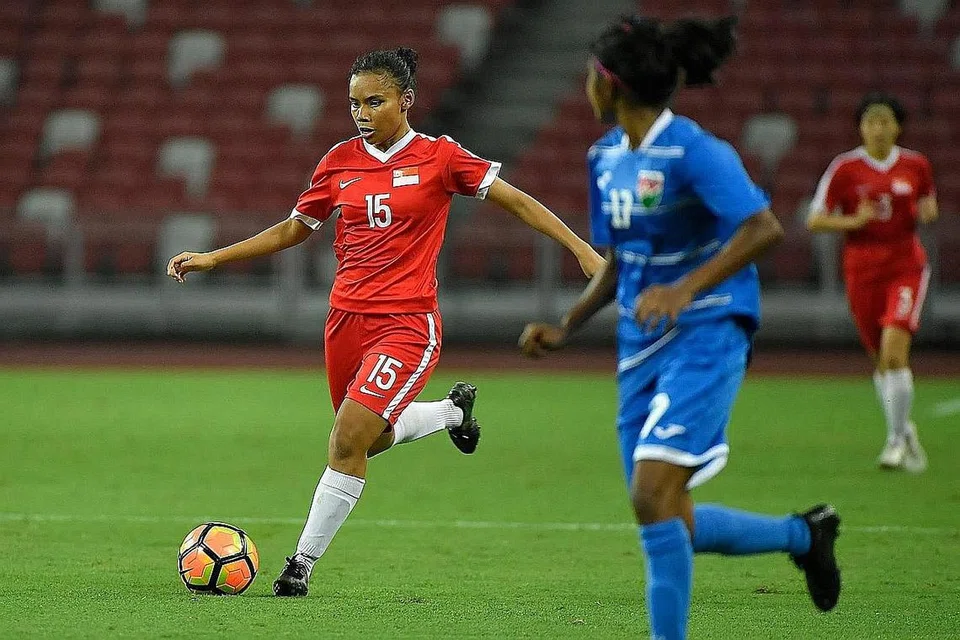 TERBUKA PADA CABARAN BARU: Rosnani (kiri) ketika beraksi untuk pasukan nasional Singapura pada 2018. - Foto FAS