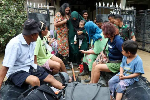 Penduduk berpindah dari kawasan kediaman yang dilanda banjir selepas hujan lebat melanda Bekasi, di pinggir Jakarta, Indonesia, pada 4 Mac 2025.
