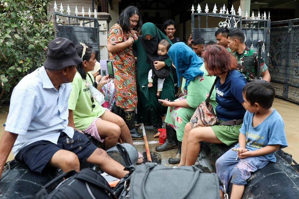 Penduduk berpindah dari kawasan kediaman yang dilanda banjir selepas hujan lebat melanda Bekasi, di pinggir Jakarta, Indonesia, pada 4 Mac 2025.