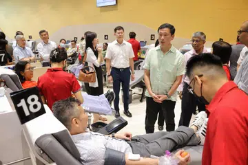 DERMA DARAH: Program derma darah di Singapura dilakukan dari masa ke masa untuk disimpan dalam bank darah bagi membantu pesakit yang memerlukan. Gambar memaparkan Menteri Kesihatan, Encik Ong Ye Kung, bercakap dengan seorang penderma darah pada pembukaan rasmi Bloodbank@One Punggol pada 17 Ogos 2023.