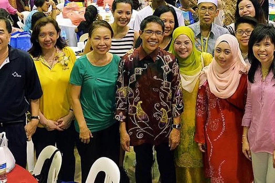 GESA PELIHARA KEHARMONIAN KAUM: Dr Mohamad Maliki (tengah) antara lain berkata masyarakat harus memberi tumpuan menjana reaksi positif yang bertali arus demi mengekalkan keharmonian sosial. - Foto fail