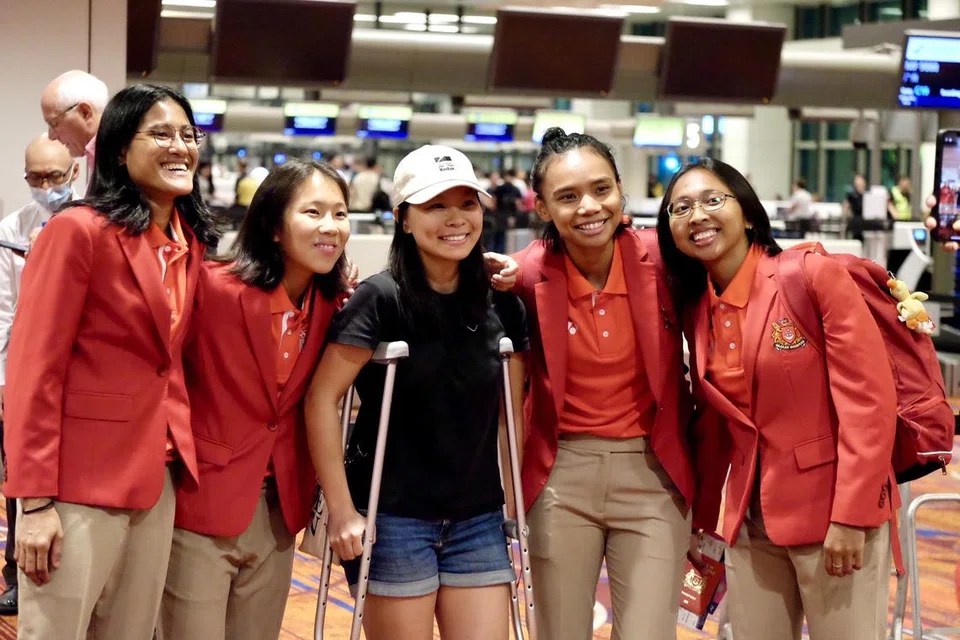 BERI SEMANGAT: Anggota keluarga dan teman-teman hadir di Lapangan Terbang Changi pada pagi Rabu untuk mengucapkan selamat tinggal kepada pemain Singa wanita.
