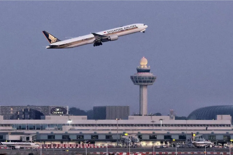 Sebanyak 12 penerbangan yang sepatutnya mendarat di Lapangan Terbang Changi dan enam penerbangan yang menuju ke Lapangan Terbang Seletar telah dipesongkan akibat cuaca buruk.