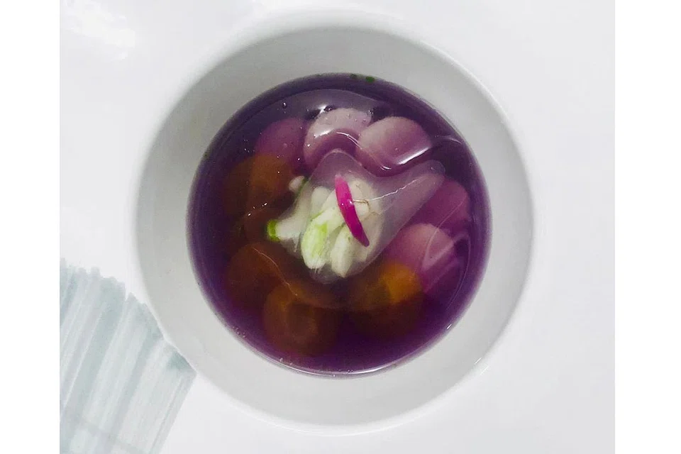 BUKAN HIDANGAN BIASA: 'The Popiah Sayur' iaitu Kobis Ungu Celok, Acar Nanas Gastrique dan Sotong merupakan hidangan pembuka selera yang ditawarkan Encik Ilya. - Foto ihsan ILYA NUR FADHLY